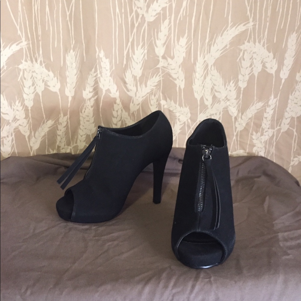 4” heel, black zip up bootie